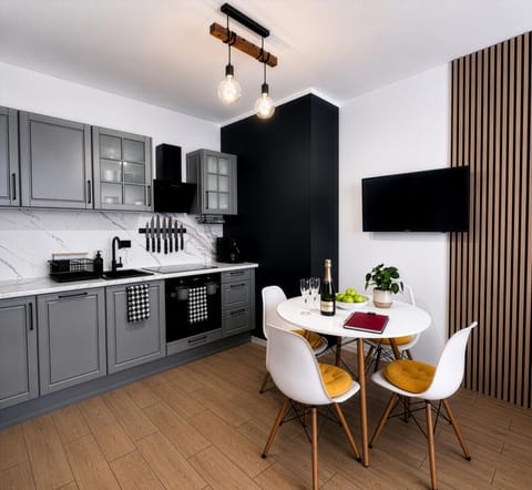 Communal lounge/ TV room, TV and multimedia, Kitchen or kitchenette, Kitchen or kitchenette, Dining area, Communal kitchen, microwave, oven, pet friendly, stove, kitchen