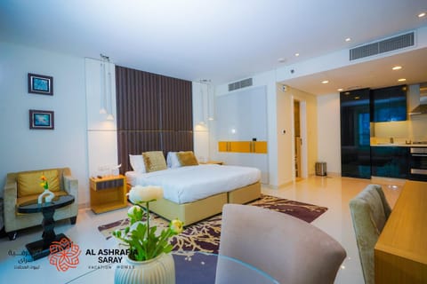 Bed, TV and multimedia, Kitchen or kitchenette, Photo of the whole room, Seating area