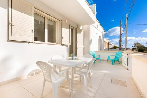 Property building, Patio, Day, View (from property/room), Balcony/Terrace, Dining area
