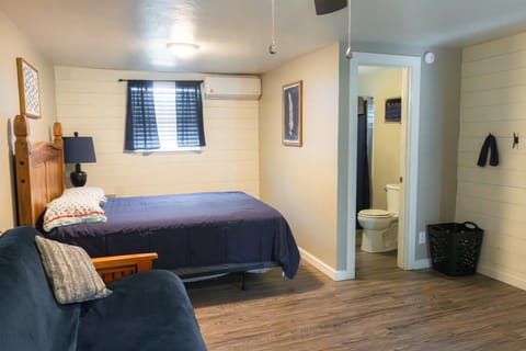 Toilet, Bed, Bathroom, Photo of the whole room, Bedroom, towels