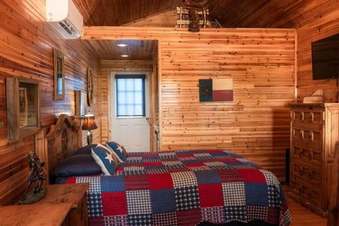 Bed, TV and multimedia, Evening entertainment, Bedroom