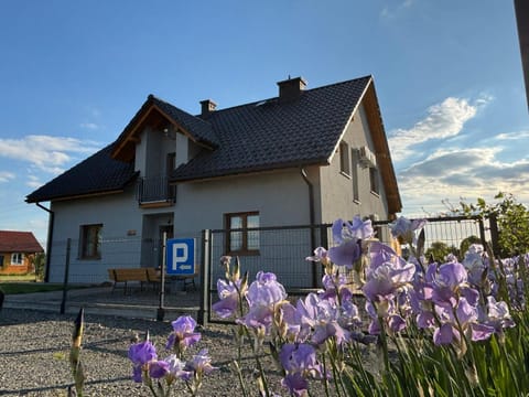 Property building, Garden, Parking, air conditioner