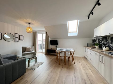 TV and multimedia, Kitchen or kitchenette, Living room, Seating area, dishwasher, stove