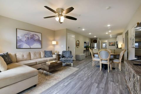 Branson's Newest Gem: City View Condo,Patio & Pool Apartment in Branson