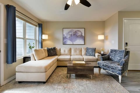 Branson's Newest Gem: City View Condo,Patio & Pool Apartment in Branson