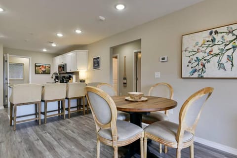 Branson's Newest Gem: City View Condo,Patio & Pool Apartment in Branson