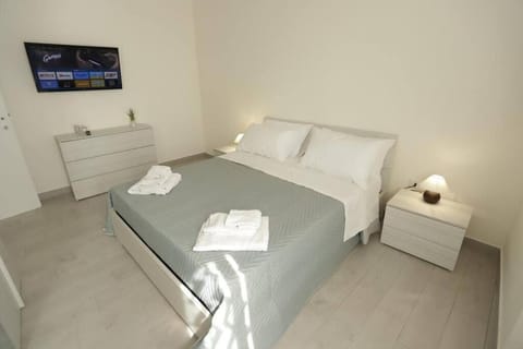 Bed, TV and multimedia, Photo of the whole room, Bedroom, towels