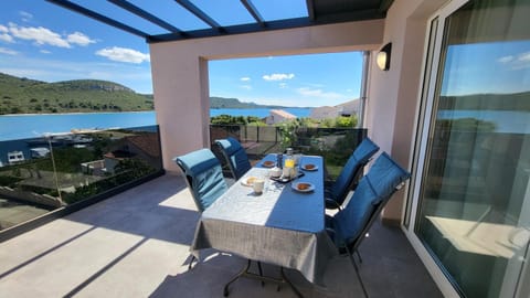 Day, Natural landscape, Balcony/Terrace, Seating area, Dining area, Sea view