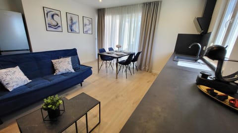 Communal lounge/ TV room, TV and multimedia, Living room, Seating area, Dining area, Evening entertainment