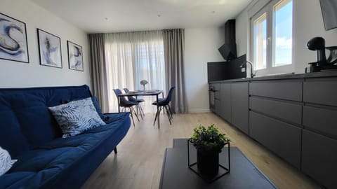 TV and multimedia, Living room, Seating area, Dining area, stove, kitchen