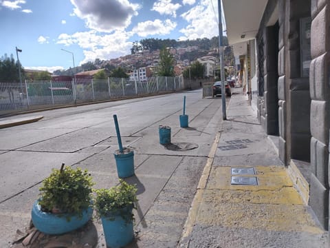 Property building, Day, Neighbourhood, Natural landscape, Mountain view, Street view, Location, Parking