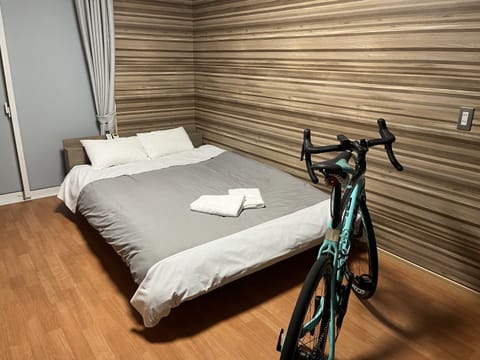 Bed, Photo of the whole room, Cycling, Bedroom, towels
