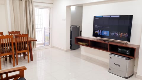 TV and multimedia, Living room, Seating area, Evening entertainment
