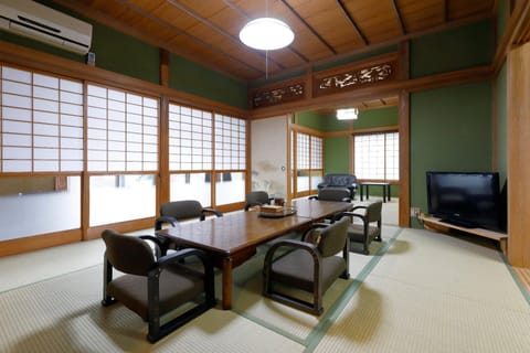 TV and multimedia, Living room, Seating area, Dining area
