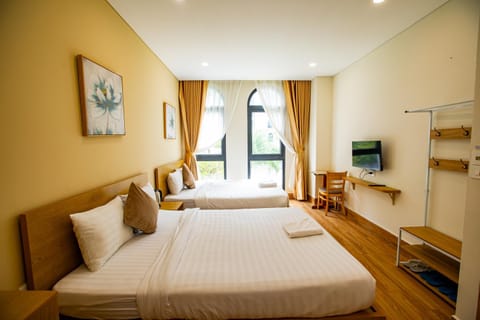 Bed, TV and multimedia, Photo of the whole room, Bedroom, towels