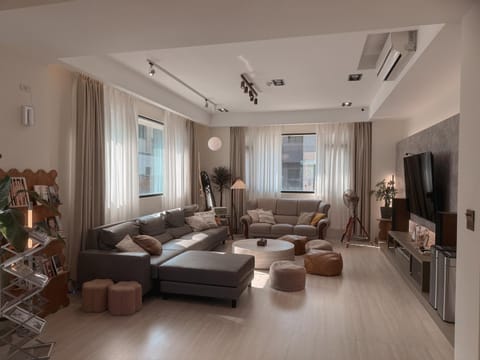 Communal lounge/ TV room, TV and multimedia, Living room, Seating area, Evening entertainment