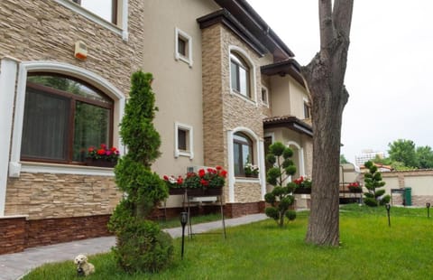 Property building, Day, Garden view, Street view
