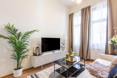 Communal lounge/ TV room, TV and multimedia, Living room, Photo of the whole room, Seating area, Evening entertainment, Bedroom