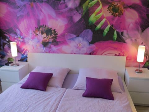 Bed, Photo of the whole room, Decorative detail, Bedroom