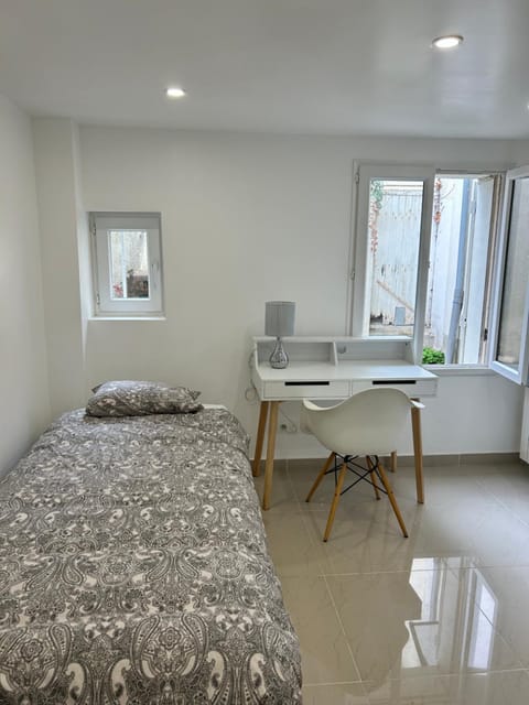 Bed, Photo of the whole room, Bedroom, hair dresser