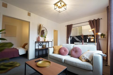 Bed, Living room, Photo of the whole room, Seating area