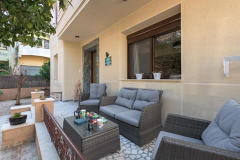 Property building, Balcony/Terrace, Seating area, Dining area