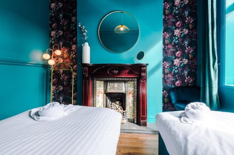 Spacious and Modern 5 BR House House in Salford