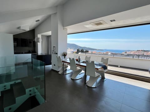 Natural landscape, View (from property/room), Balcony/Terrace, Living room, Seating area, Dining area, Sea view