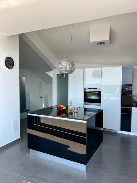 Kitchen or kitchenette, oven, pet friendly, stove