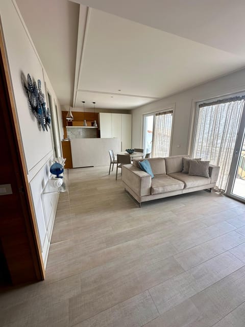 Kitchen or kitchenette, Living room, Seating area, Dining area, stove