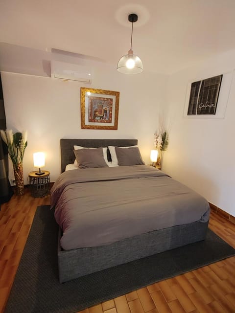 Bed, Photo of the whole room, Bedroom, air conditioner