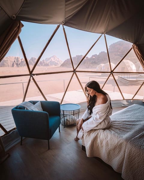 Bed, People, Natural landscape, Living room, Photo of the whole room, Seating area, Bedroom, Guests, Mountain view, group of guests