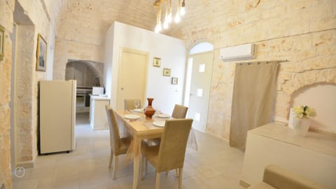 Kitchen or kitchenette, Dining area, oven