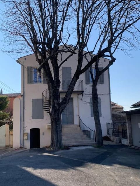 Joli studio centre village Apartment in Lambesc