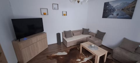 TV and multimedia, Living room, Seating area, Evening entertainment