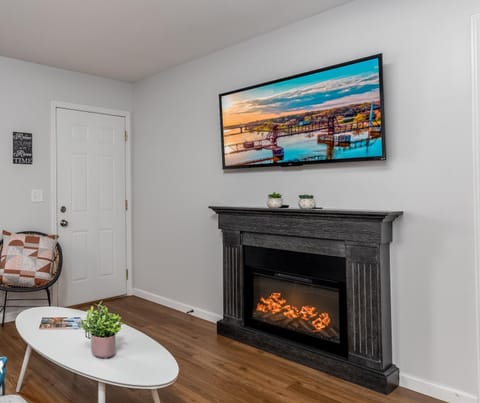 Communal lounge/ TV room, TV and multimedia, Living room, Seating area, Evening entertainment, flat iron