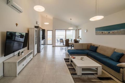 Communal lounge/ TV room, Living room, Seating area, Evening entertainment, air conditioner