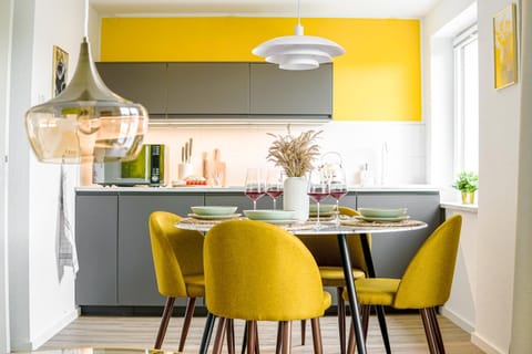 Kitchen or kitchenette, Food and drinks, Seating area, Dining area, Food