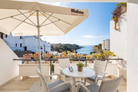 Property building, Balcony/Terrace, Living room