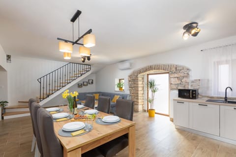 Kitchen or kitchenette, Living room, Seating area, Dining area, minibar