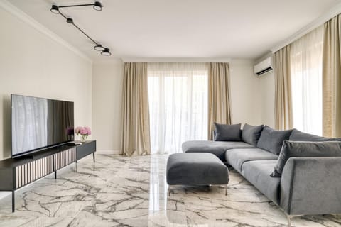 Communal lounge/ TV room, TV and multimedia, Living room, Seating area, air conditioner