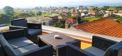 Property building, View (from property/room), Balcony/Terrace, Living room, City view