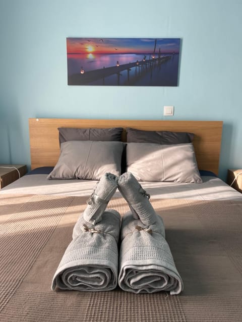 Bed, Bedroom, towels