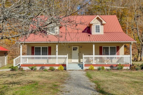 Lyles Peaceful Creekside Home Hot Tub and Fire Pit House in Tennessee
