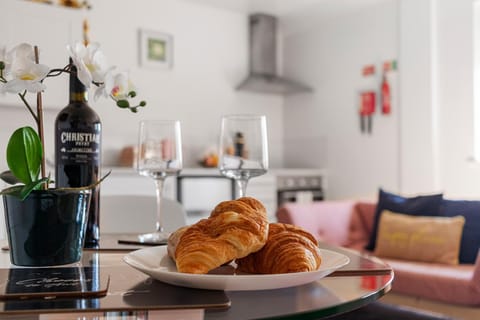 TV and multimedia, Decorative detail, Decorative detail, Dining area, City view, City view, internet, internet