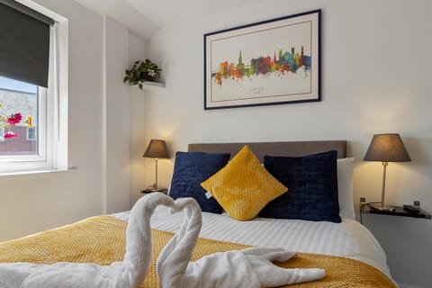 Bed, TV and multimedia, Decorative detail, Decorative detail, Bedroom, City view, City view, internet, internet, towels