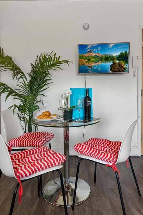 TV and multimedia, Decorative detail, Decorative detail, Dining area, City view, internet