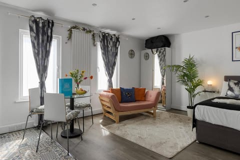 Bed, TV and multimedia, Living room, Decorative detail, Decorative detail, Seating area, Bedroom, Pets, internet, internet, pet friendly