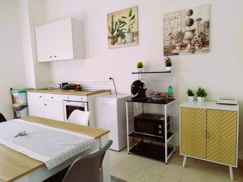 Coffee/tea facilities, Kitchen or kitchenette, stove