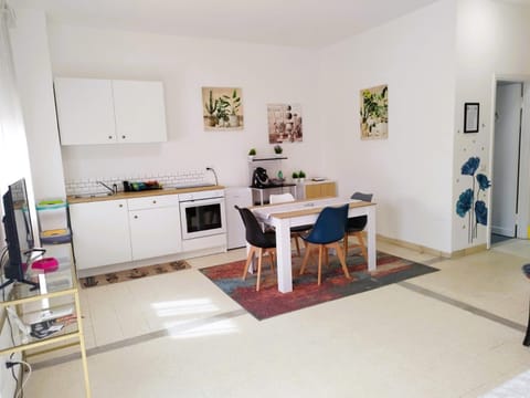 Coffee/tea facilities, Kitchen or kitchenette, minibar, stove, stove